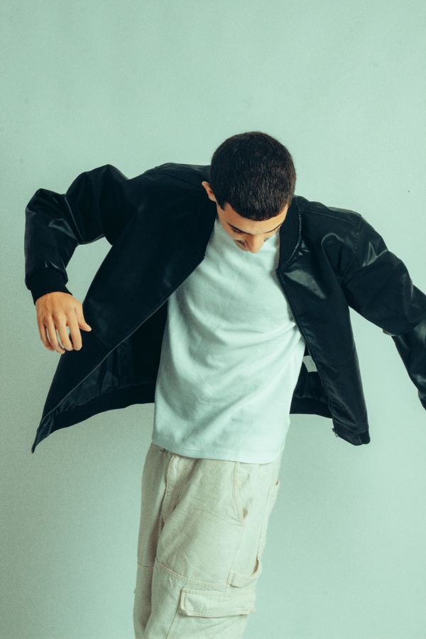 Mann in einer dunklen Jacke